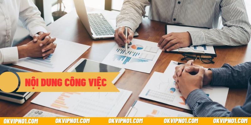 Nhân viên tiếp thị OKVIP mang sản phẩm đến gần hơn với khách hàng